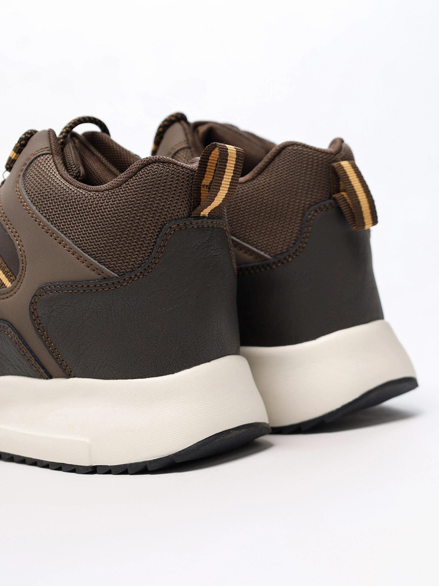 Кроссовки коричневого цвета на контрастной средней подошве